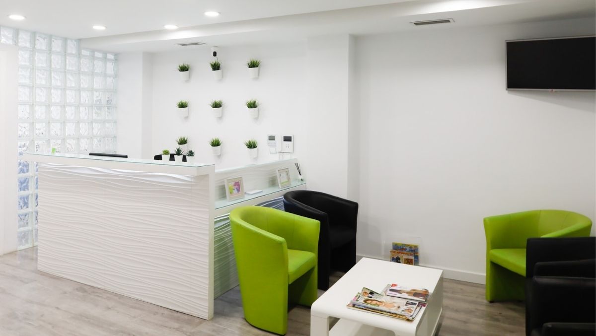 sala de espera y recepcion clinica podológica en san blas alicante